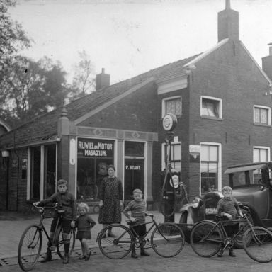 Kenteken: A 12044; P. Stant, waarschijnlijk met zijn gezin, bij de Dodge, Veendam, ca. 1926, foto: Erfgoed Gazelle (gaz6114)