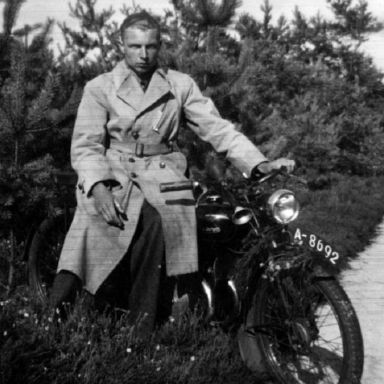 Kenteken: A 8692; Henk Meijer met een Francis-Barnett 125cc motorfiets, 1951, foto: J. Meijer