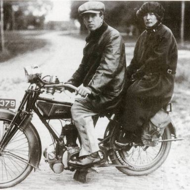 Kenteken: A 7379; Saroléa. Bron: "De motorfiets in Nederland 1895-1940" uitgave t.g.v. 35-jarig jubileum van de Veteraan Motoren Club