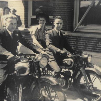 Kenteken: A 33629; Jeen Rosier en zijn vrouw op de motor, omgeving Amsterdam, daarachter Frederik Hendrik van der Bend op de NSU (GZ-31000), ca. 1948, foto: G. W. Rosier