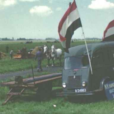 Kenteken: A 24963; Renault, foto: Still uit GAVA-film AV0778