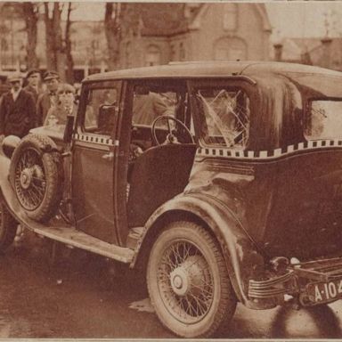Kenteken: A 1048; Morris Cowley, ongeluk Hereweg ter hoogte van het Sterrenbos, foto: "Het Noorden in Woord en Beeld" 4-05-1934