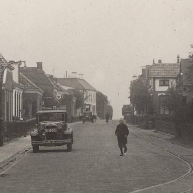 Kenteken: A 18851; Ford, Hoofdstraat Oostwolde 1935, foto: uitsnede 1986-14492.jpg