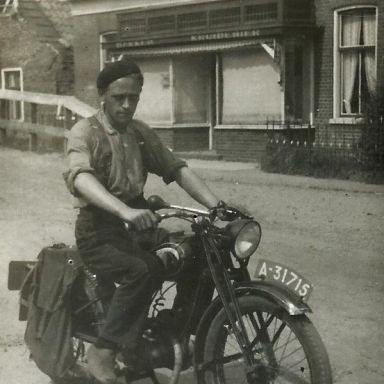 Kenteken: A 31715; Gezienus Kuiper op de DKW voor de bakkerswinkel, B. Kuiperweg 1, Ten Post, foto: Historische Vereniging Ten Post. 
