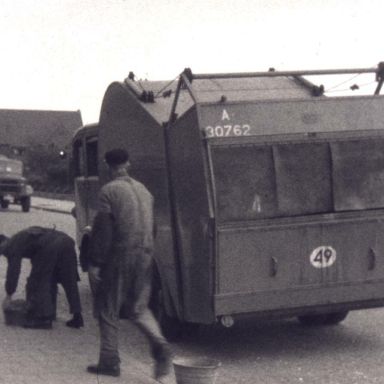 Kenteken: A 30762; Ford V8, foto: still uit de film "De Groningsche reinigingsdienst, voorheen en thans" , C.R. Tiddens, 1936-1949, coll. GrA (2209-AV0061)
