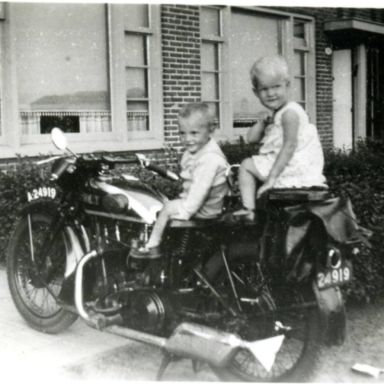 Kenteken: A 24919; Royal Enfield, Groningen, Verlengde Lodewijkstraat 28, foto: schenking W. J. Nieboer