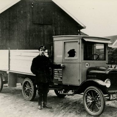Kenteken: A 2986; Ford, foto: collectie Veenkoloniaal Museum (VM-3-0-ind-0-5-1)