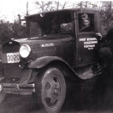 Kenteken: A 18338; Ford, chauffeur J. Lups en H. Jonker, bron foto:  "Jonker Vijfenzeventig jaar in beweging." (1957-25777)