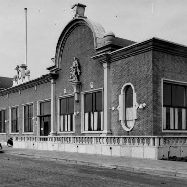 Kenteken: A 46888; Vlissingen, het nieuwe NS Station aan het Stationsplein, 1950, foto: Zeeuws Archief, foto Dert, nr 9723