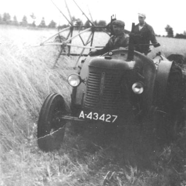 Kenteken: A 43427; Stienus IJzer en Geert Tuin aan het zichten van koren met een David Brown tractor, foto: M. Fokkens