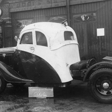 Kenteken: A 25615; Ford, jaren dertig voor Garage Heikens, Meester A.J. de Sitterstraat, links van nr 14, Winschoten, foto: R. Koopmans