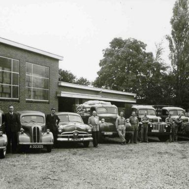 Kenteken: A 45473; Ford Anglia, Wagenpark groothandel Kuipers aan de Hoofdstraat te Stadskanaal ca. 1952, foto: F. Wijbenga