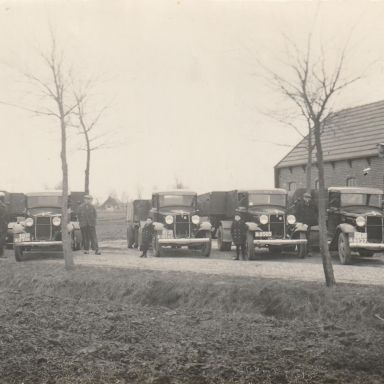 Kenteken: A 6927; De Ford vrachtwagens met 3e van links Johannes 'Dorus' Plantinga, 4e van links Mient Plantinga en rechts Pieter Plantinga, Miedweg 7, Stroobos, ca. 1933, foto: archief PAX