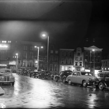 Kenteken: A 40745; Groningen, Grote Markt oostzijde, 1949 (2248_000465); Fotograaf: Fotobedrijf Piet Boonstra