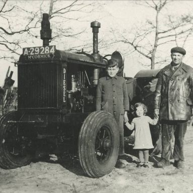 Kenteken: A 29284; Mc Cormick met dorsmachinemachinist Vos,  zoon Jan Vos en Jantje van der Veen, foto: collectie Veenkoloniaal Museum (vm 2.1/00.01/23)