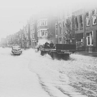 Kenteken: A 33427; Kraneweg, overstroming na een wolkbreuk, 15-09-1950 (2248_01238); Fotograaf: Fotobedrijf Piet Boonstra