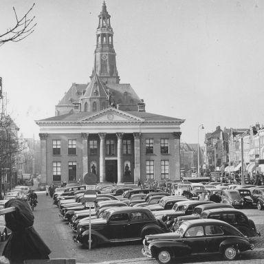 Kenteken: A 22757; Groningen, Vismarkt, gezien naar het westen, ca. 1955 (1785-0002)