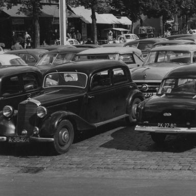 Kenteken: A 36424; Mercedes, Groningen, Vismarkt ca. 1954, foto: uitsnede 1785-30416.jpg