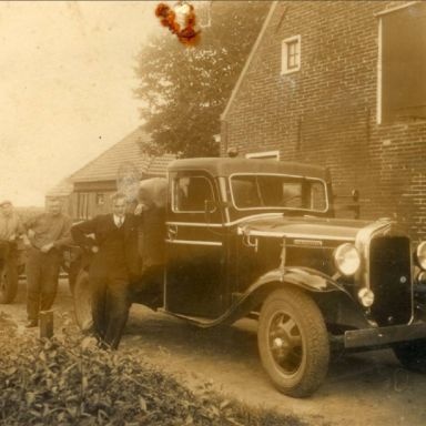 Kenteken: A 16216; Johannes en Paulus Visser bij de REO Speedwagon, foto: archief W. Mollema