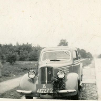 Kenteken: A 46272; Klaassien Frikken-Visscher naast de Skoda Popular van Klaas Telkamp tijdens een uitstapje, foto: Z. Buurke