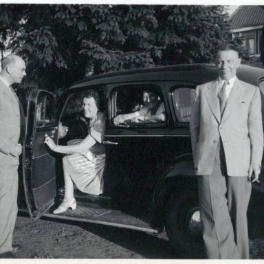 Kenteken: A 18864; Chevrolet Master, geheel rechts Anco Tepper en zijn vrouw op de achterbank, ca. 1938, foto: C. Teuben