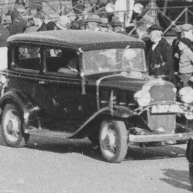 Kenteken: A 21749; Chevrolet, Groningen, Petrus Campersingel: 1 mei optocht van de SDAP, 1933 of 1934 foto: uitsnede 1785-20482.jpg