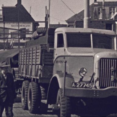 Kenteken: A 27745; Mack, Grote Markt, Groningen, 1953, foto: still uit de film "Kermis, Hömmen", 1952-1953, coll. GrA (2209-AV1032)