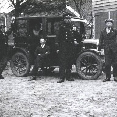 Kenteken: A 804; Veldwachter Christiaan Stadlander voor zijn Ford 1926, foto: privé collectie