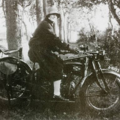 Kenteken: A 16193; Excelsior. Bron: "De motorfiets in Nederland 1895-1940" uitgave t.g.v. 35-jarig jubileum van de Veteraan Motoren Club