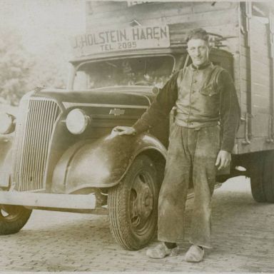 Kenteken: A 25741; Chevrolet van J. Holstein met chauffeur Gerrit Horst, foto: H. Horst