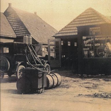 Kenteken: A 6088; De winkel van Ebel Vaatstra, Leens, ca. 1930, foto: Historische Vereniging gemeente Bedum