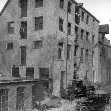 Kenteken: A 3217; De binnenplaats van Brugstraat 26, Groningen, met links de likeurstokerij/distilleerderij en pakhuis, ca. 1921, foto: Conam