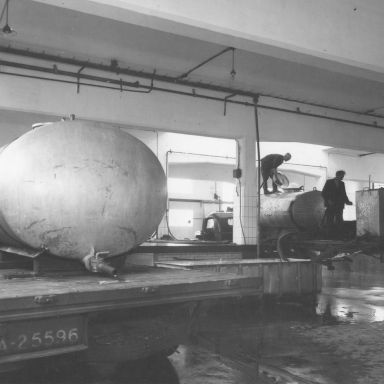 Kenteken: A 25596; Melkontvangst melkfabriek De Ommelanden, foto: S. Muller