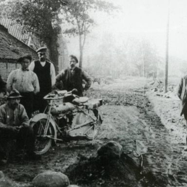 Kenteken: A 779; BAT, Geheel rechts O. Linzel, Bron: "Het Motorrijwiel in Nederland", uitgave t.g.v. 40-jarig jubileum van de Veteraan Motoren Club