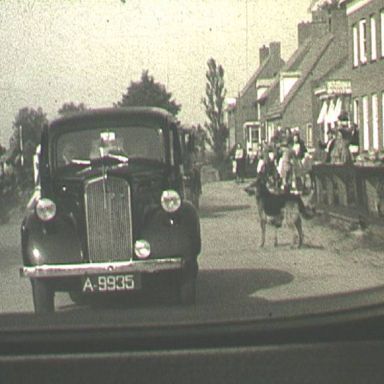 Kenteken: A 9935; Ford, foto: still uit de film "Tocht Ouden van Dagen gemeente Termunten", Friedel Tahl, Foto Modern Winschoten, 06-1952, coll. GrA (2209-AV7016)