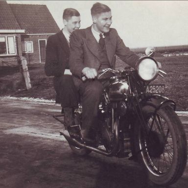 Kenteken: A 25208;  Eysink, bestuurder Eeljo Prenger en achterop Gepko Prenger, beide zoons van de eigenaar. Foto: J. Prenger