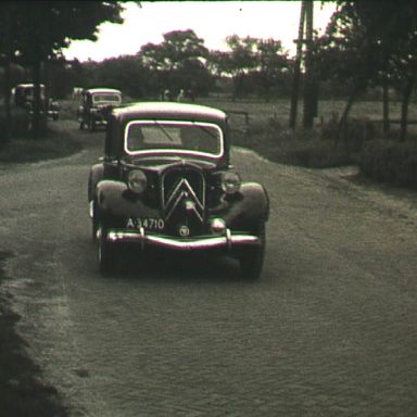 Kenteken: A 34710; Citroën TA, foto: still uit de film "Tocht Ouden van Dagen gemeente Termunten", Friedel Tahl, Foto Modern Winschoten, 06-1952, coll. GrA (2209-AV7016)