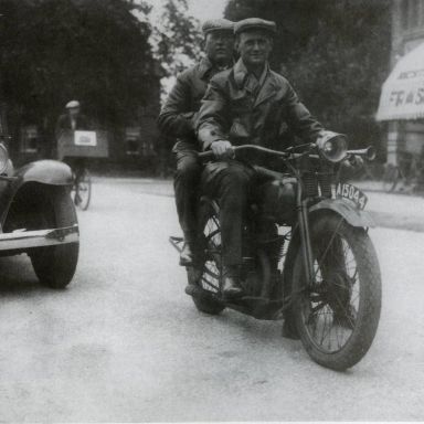 Kenteken: A 5818; Chevrolet, Stadskanaal 1929. Bron: "De motorfiets in Nederland 1895-1940" uitgave t.g.v. 35-jarig jubileum van de Veteraan Motoren Club