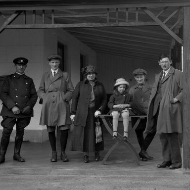 Kenteken: A 1865; Isotta Fraschini, naast de chauffeur van Van Hasselt het gezin Coolsma,  autotocht 9 april 1925, foto: Th. Coolsma