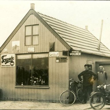 Kenteken: A 3693; Douglas, fietsenmaker Willem Vogel uit Pieterburen. Foto: archief W. Mollema