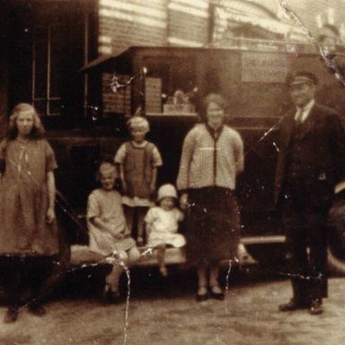 Kenteken: A 30316; Siebrand Helmantel (2e van rechts) samen met  familieleden en drie medewerkers voor zijn eerste auto, 1939 foto: K. Pera