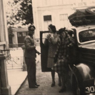 Kenteken: A 30087; Gerhard Reuter naast de Ford, 1941, foto: T. Groenewold