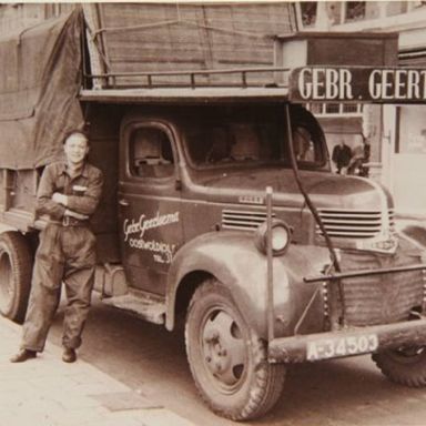 Kenteken: A 34503; Bode Geertsema en zijn Dodge truck, foto: A. Smedes