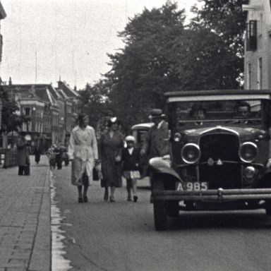 Kenteken: A 985; DeSoto, foto: still uit "Verkeersfilm", C. van der Mei, 1934, coll. GrA (2209-0176)