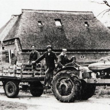 Kenteken: A 45669; J. Diekhuis, R. Lammerts en F. Lammerts bij de Allis Chalmers. Eenrum ca. 1950, foto: "Eenrum vroeger en later" (1761-1012)