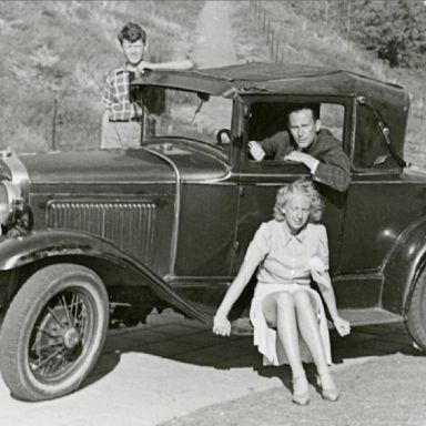 Kenteken: A 28308; A-Ford, Noordwijk 1939, Anne (Hans) Hooites Meursing achter het stuur, zijn zuster Jessy Hooites Meursing op de treeplank en Charley Etty, foto: N. J. Meihuizen