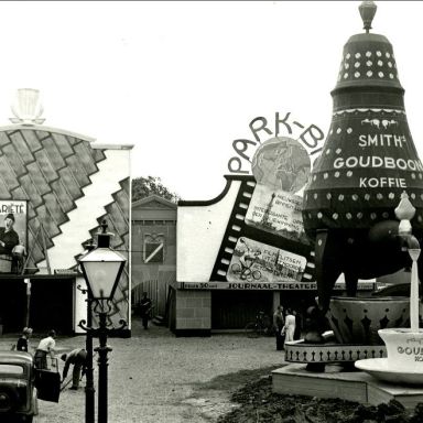 Kenteken: A 21616; Overzicht kreupelpleintje met Opel Olympia, foto: archief "Tentoonstelling Groningen 1948" (377-56)
