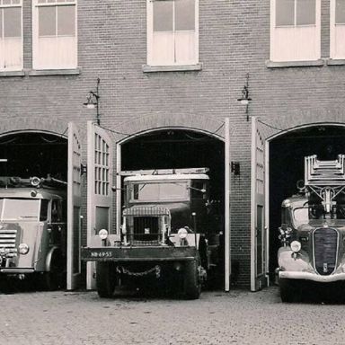 Kenteken: A 32437; Brandweerkazerne Zuiderdiep ca. 1960, v.l.n.r. met nieuw kenteken A-28733 A-32437 A-28729 bron: <a href='http://fotos.serc.nl/groningen/groningen/groningen-25031/' target='_blank'>serc.nl</a>