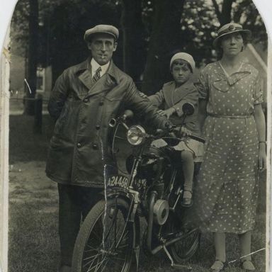 Kenteken: A 24468; Bij de motor, v.l.n.r. Jan Doornbos (geb 1901) , Binie Doornbos en Anja Doornbos Rusthoven (geb. 1903) foto: Historische vereniging Loppersum (HVL-01-10328-5)