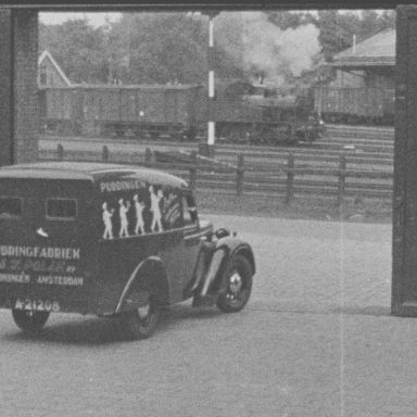 Kenteken: A 21208; foto: still uit de film "Bedrijfsfilm Puddingfabriek A.J. Polak", ca. 1948, coll. GrA (2209-26950)